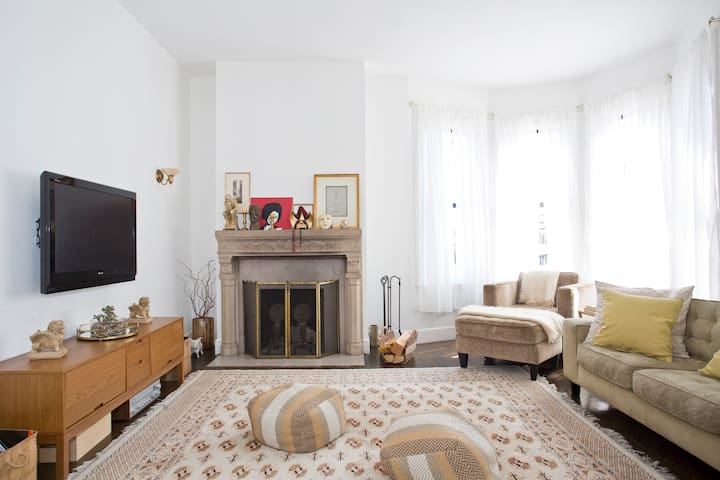 Spacious & Bright 3BD/1.5BA Cow Hollow Home w/Deck gallery image 3