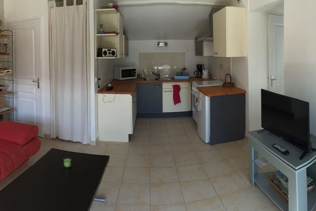 Pièce principale vue depuis le pas de la porte avec cuisine en fond.