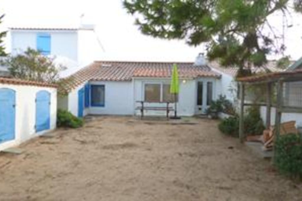 Cour clos derrière la maison avec terrasse