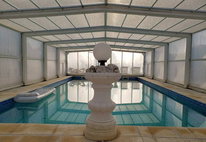 Cama em casa com piscina em frente ao mar