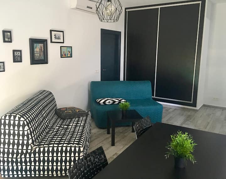 غرفة المعيشة المزودة بالتلفاز