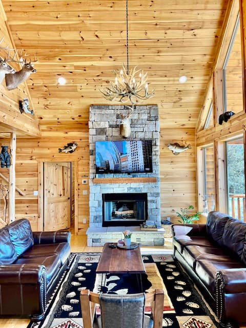 Hilltop Hideaway| SAUNA | HOT-TUB| book today
