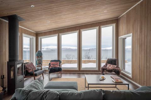 Top Airbnb: Lyngen Panorama with a unique sauna and ocean view in Lyngen