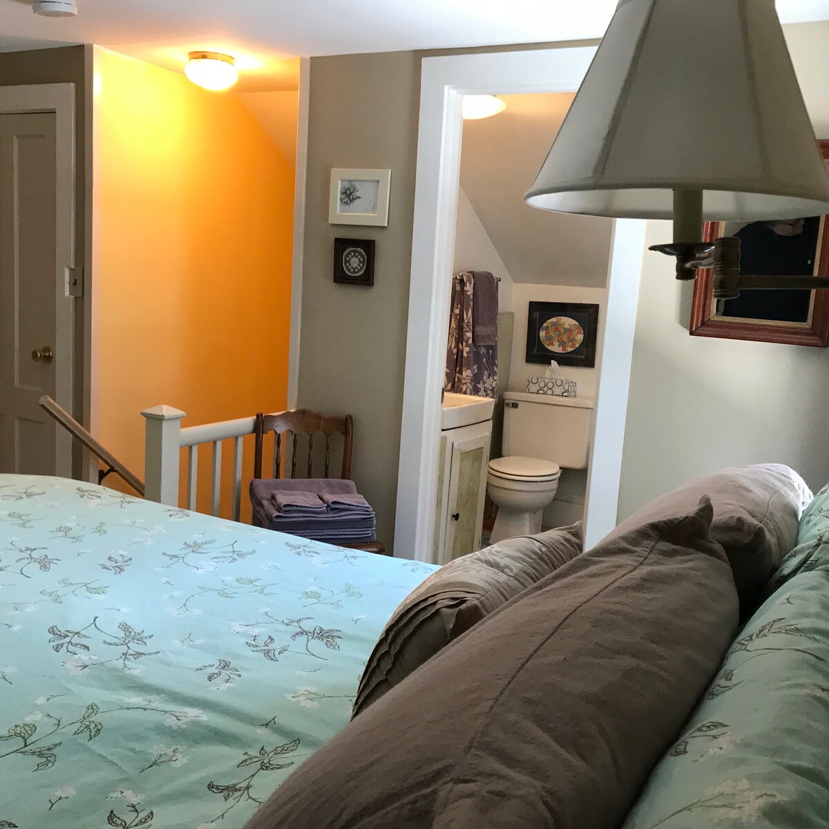 Pogled na stepenice i kupaonicu iz spavaće sobe.