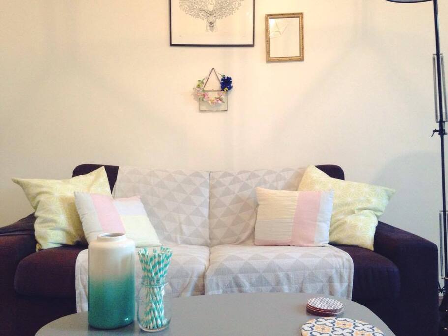 le salon / the living room - sofa for two / canapé lit pour 2
