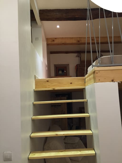 Petit loft avec mezzanine!