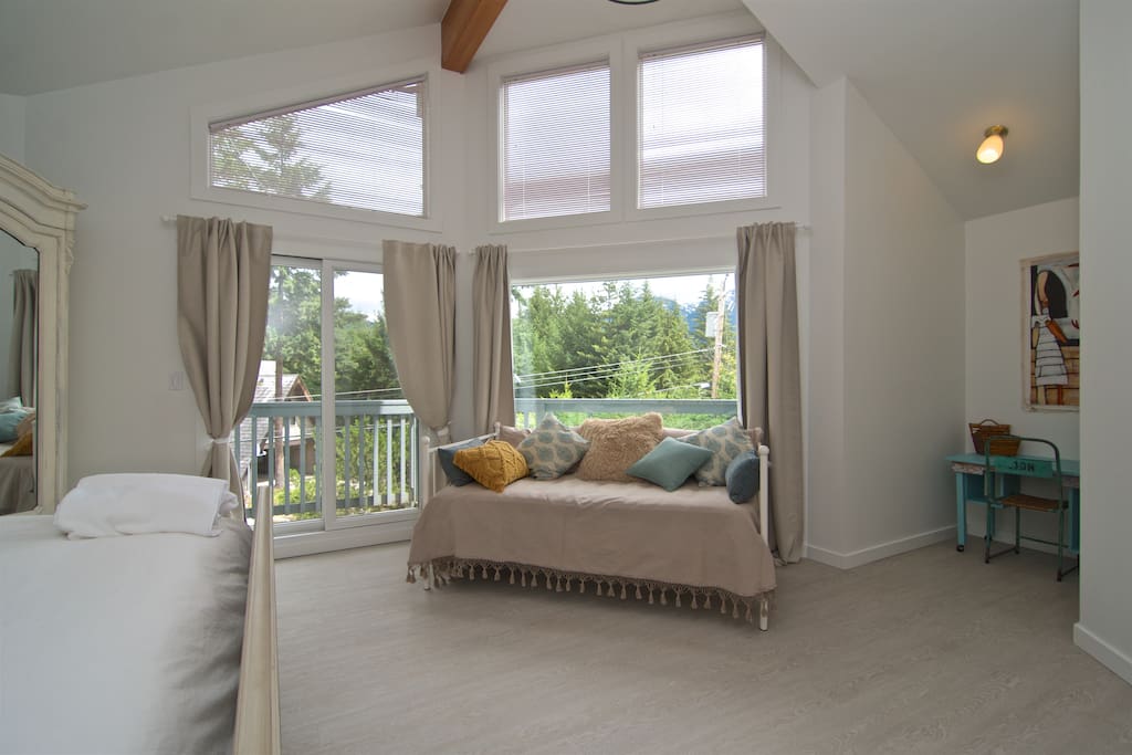 daybed to relax while enjoying the view of the mountains
