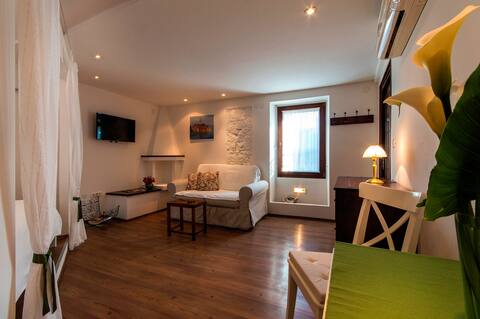 Gorgeous Studio Tiramola
