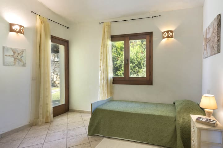 Chumba cha kulala cha tatu na vitanda viwili vya mtu mmoja