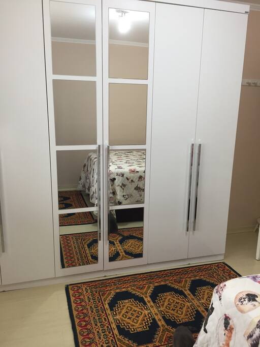 Guarda-roupas com espelho