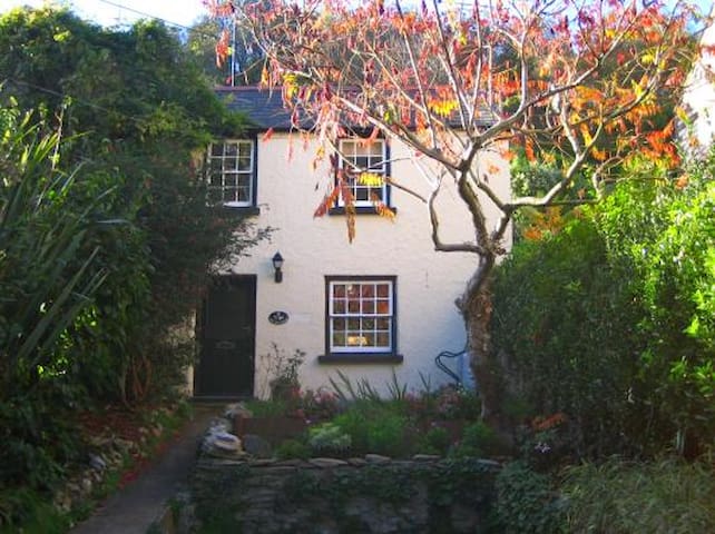 Cosy private cottage near beach