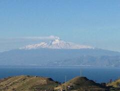 House+with+view+of+the+Etna+Volcan