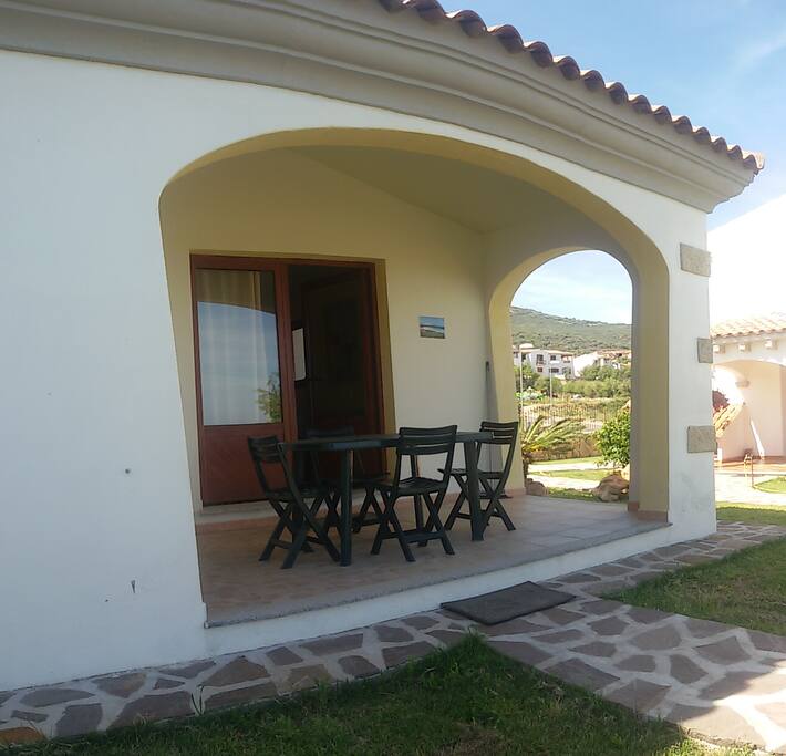 Veranda coperta con tavolo e sedie da esterno