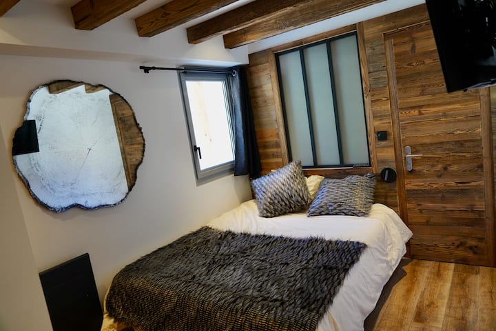 Lavt soveværelse, queensize-dobbeltseng