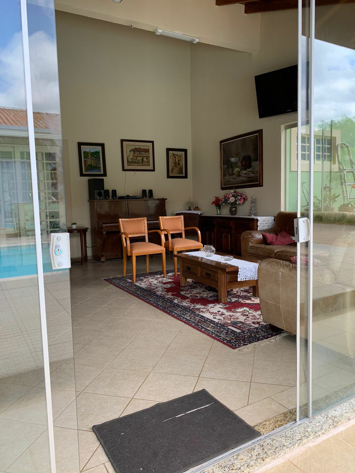 tV miestnosť a oddych pred bazénom 