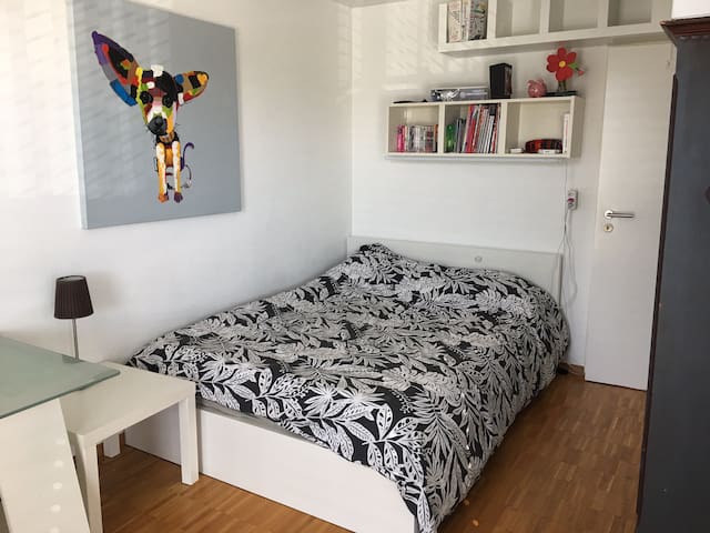 Cosy room with 1.40 bed and private shower-WC