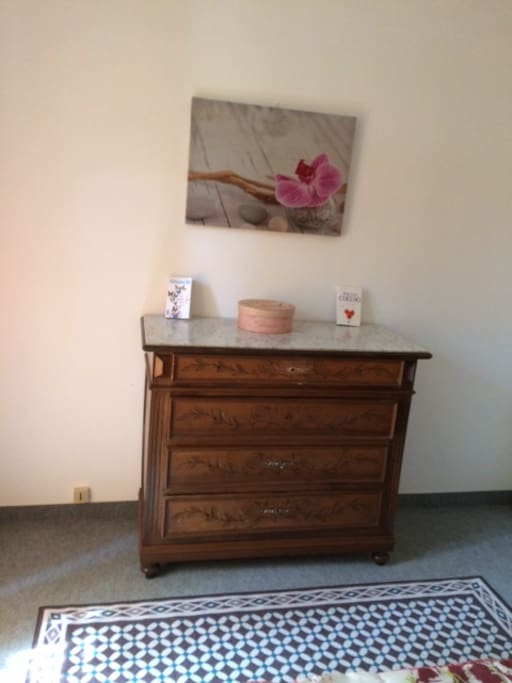 chambre avec meubles anciens