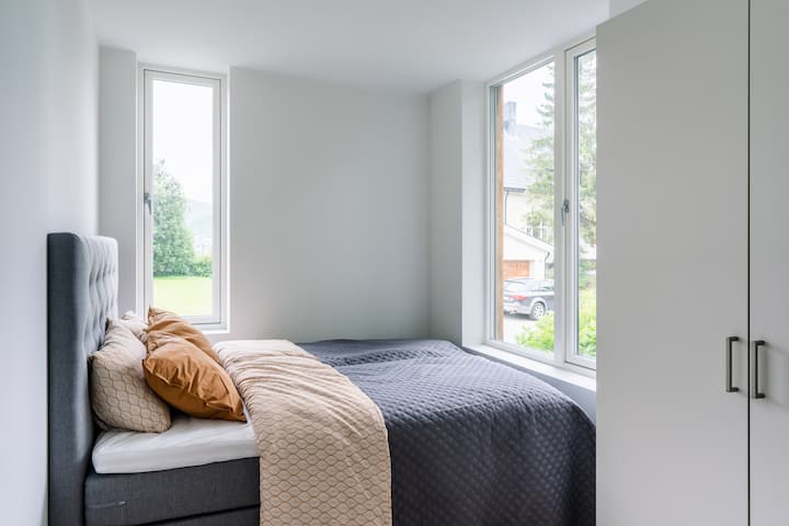 Една от спалните на приземния етаж.