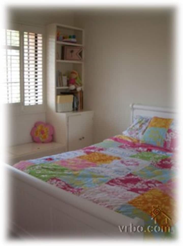 Camera da letto a tema surfista con letto matrimoniale