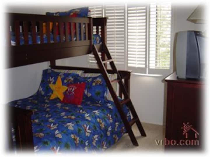 La camera da letto per surfisti è dotata di due letti a castello e TV con sistema di gioco WII