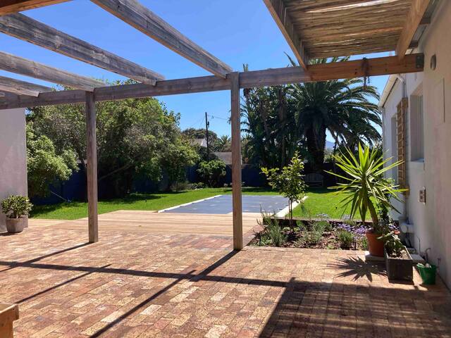 SUNBIRD COTTAGE Kommetjie, with huge garden & pool gallery image 3