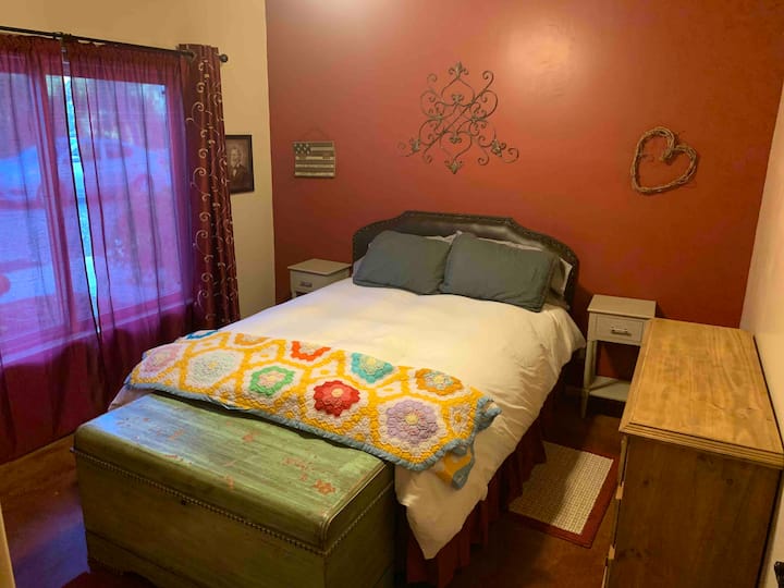 Hovoríme tomu „Červená izba“. Na prízemí budete mať vlastné dvere do spoločnej kúpeľne č.1. Pohodlná menšia manželská posteľ s matracom s pamäťovou penou.