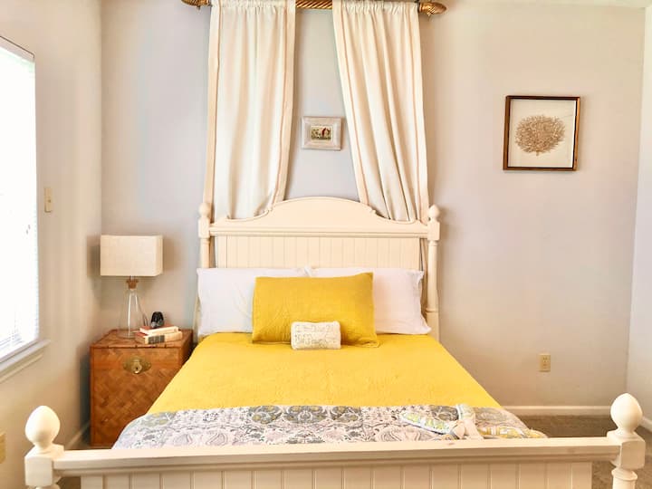 Стая в Сирена - двойно легло с уютни юргани и изтъркан шикозен декор. 