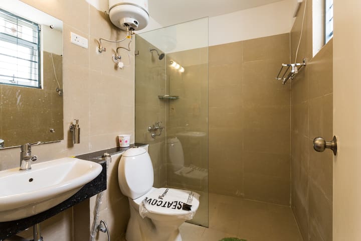 Furnished Room with Attached Bathroom &  Breakfast