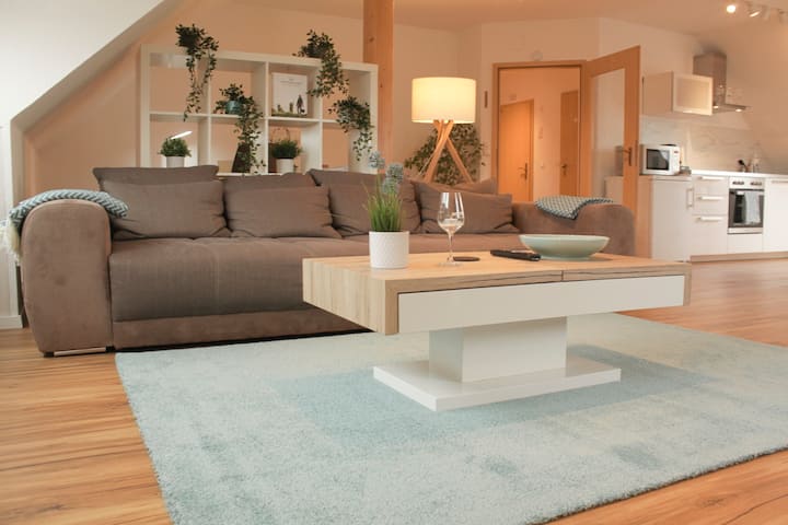 Der Wohn- und Essbereich wurde offen gestaltet und lädt zum Verweilen ein. Das Big Sofa (1,20m x 2,00m) kann bei Bedarf als Bett genutzt werden.