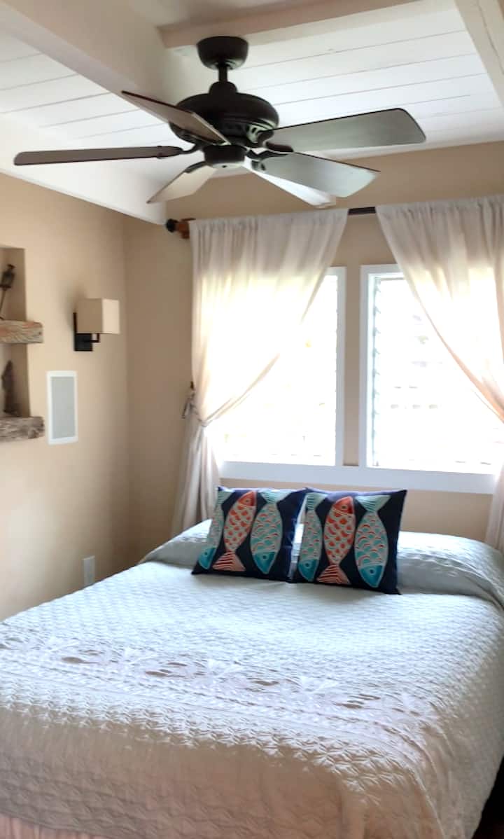 Მყუდრო დედოფალი და მსუბუქი ნიავი მხოლოდ კუნძულზე ღამის დასვენებისთვის გჭირდებათ.