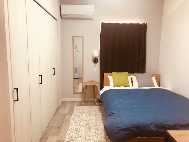 1号卧室
有一张双人床和一个壁橱。
垫子邀请您睡在值得信赖的日本深处