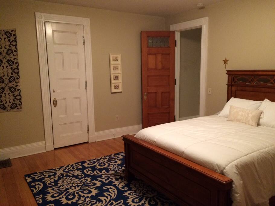 Queen size bed with ensuite bathroom. Huge walk in closet