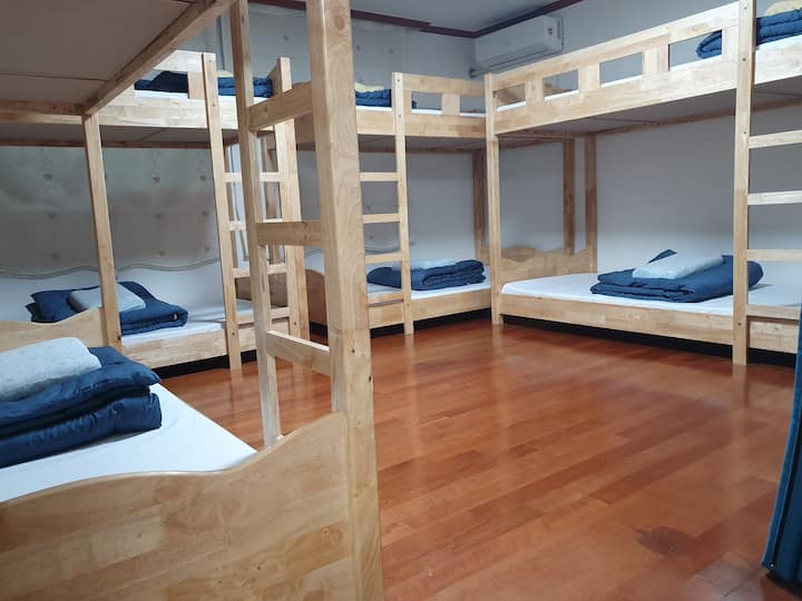 Domitori Room (Eight people)
4 bunk beds, air conditioning, 4 mattresses