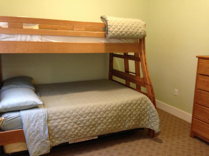 上下铺客房底部配有一张全尺寸床，顶部配有一张双人床和一张双人脚轮，可轻松入住16人！