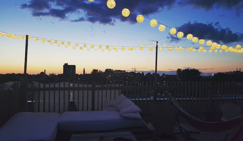 Large bright room in a loft + rooftop !!