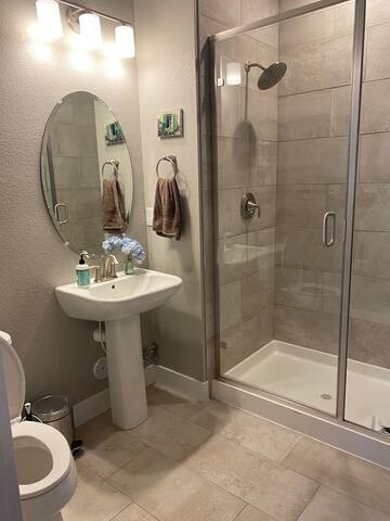 Modern downtown home w/ rooftop deck & fire pit!! gallery image 4