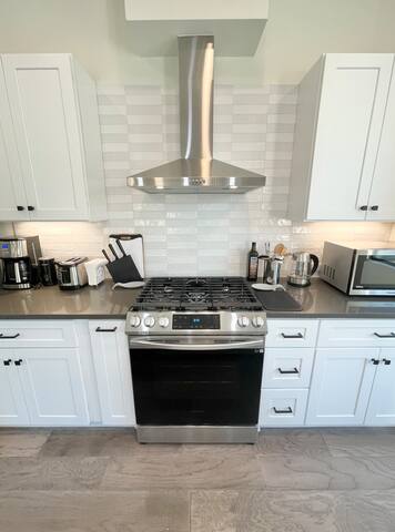 10min to Downtown, Quiet Oasis, New Build! gallery image 5