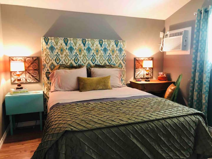 Glavna spavaća soba s bračnim krevetom, strop katedrale s stropnim ventilatorom. 