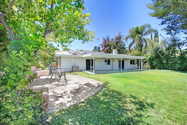 Open & airy, mid-century ranch home with views!