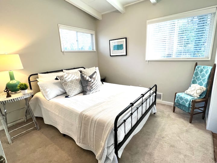 Cama de espuma viscoelástica tamaño queen nueva con ropa de cama y almohadas nuevas. 