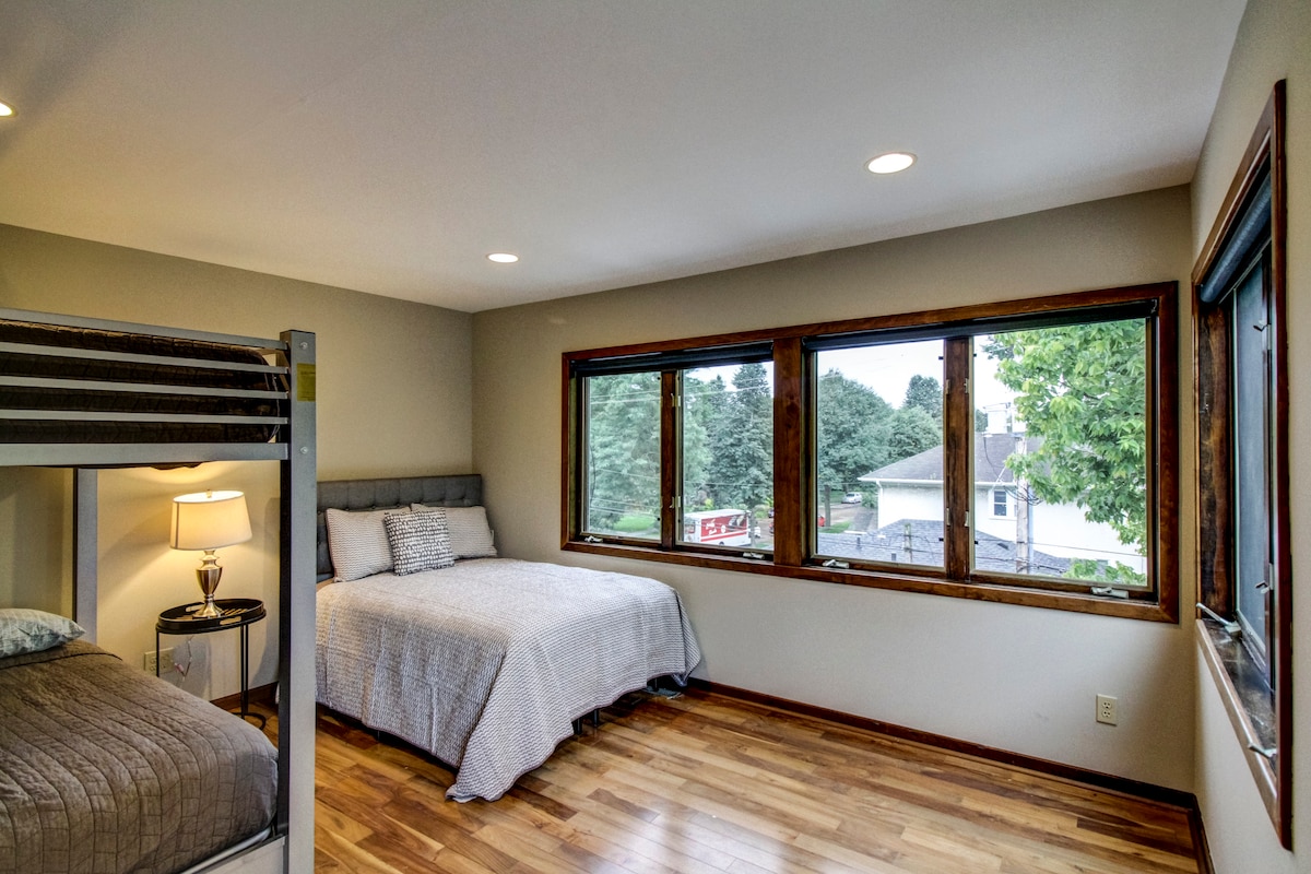 2 من 3 غرف نوم في الطابق العلوي متطابقة.  أسرّة بطابقين كاملة الحجم وسرير مستقل كامل الحجم.  الكثير من النوافذ!