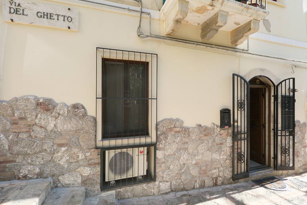 Finestra e porta d'ingresso