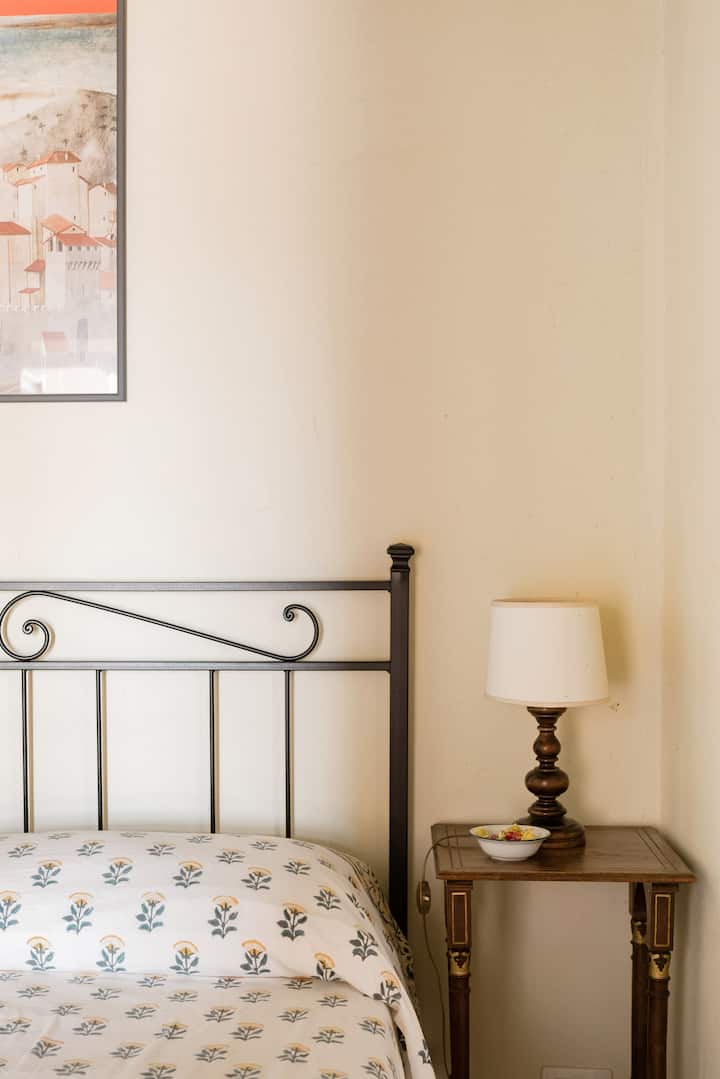 Საძინებელი პირველ სართულზე, დამხმარე სააბაზანოთი