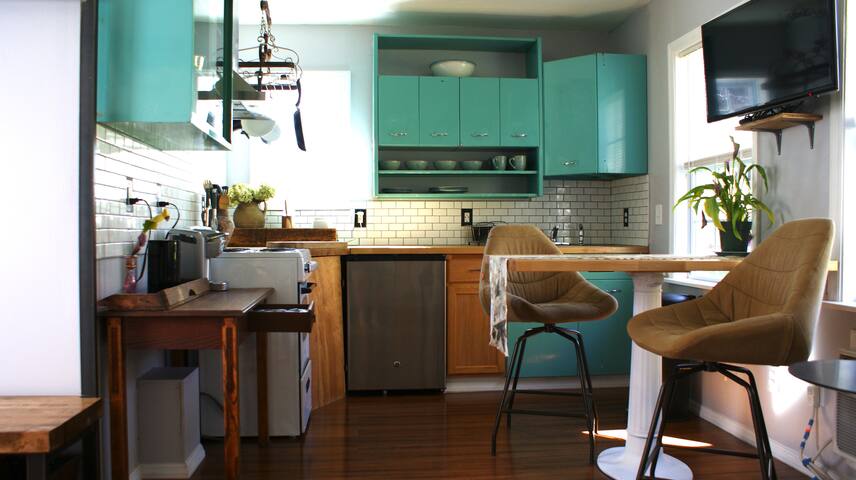 Modern cottage with a vintage twist near downtown