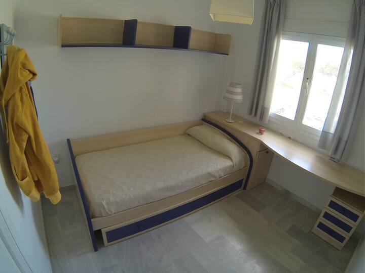 ห้องนอนที่สามชั้นบน (เตียง Trundle)