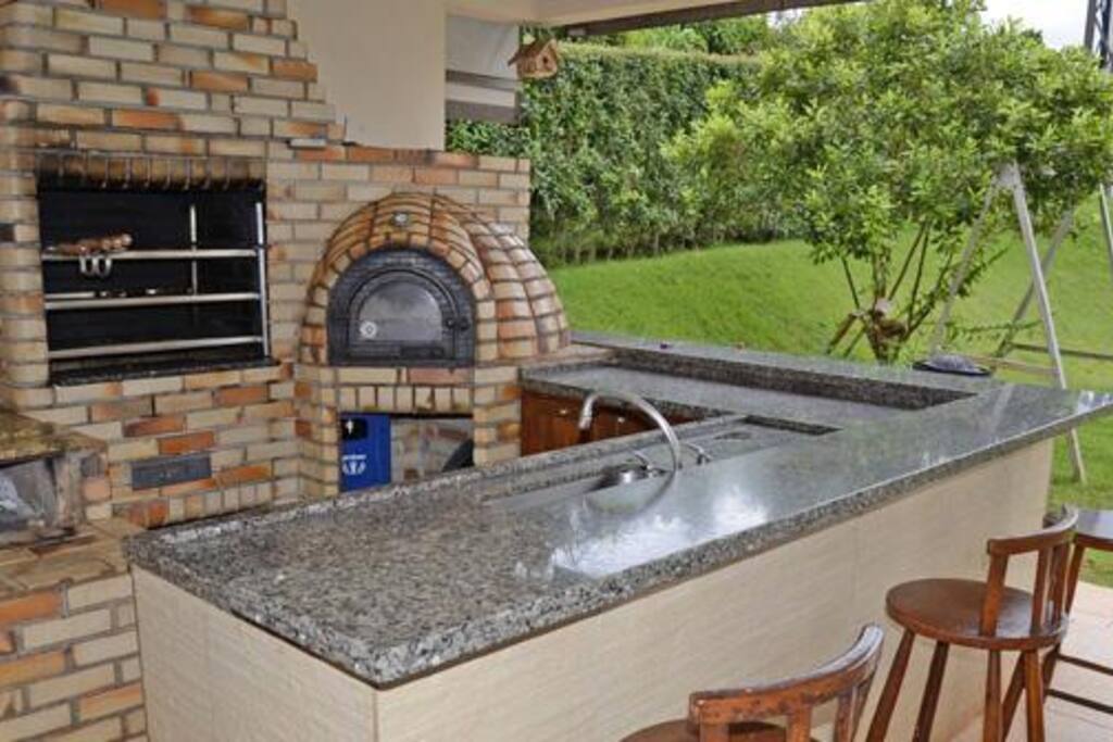 fogão a lenha, churrasqueira e forno a lenha.