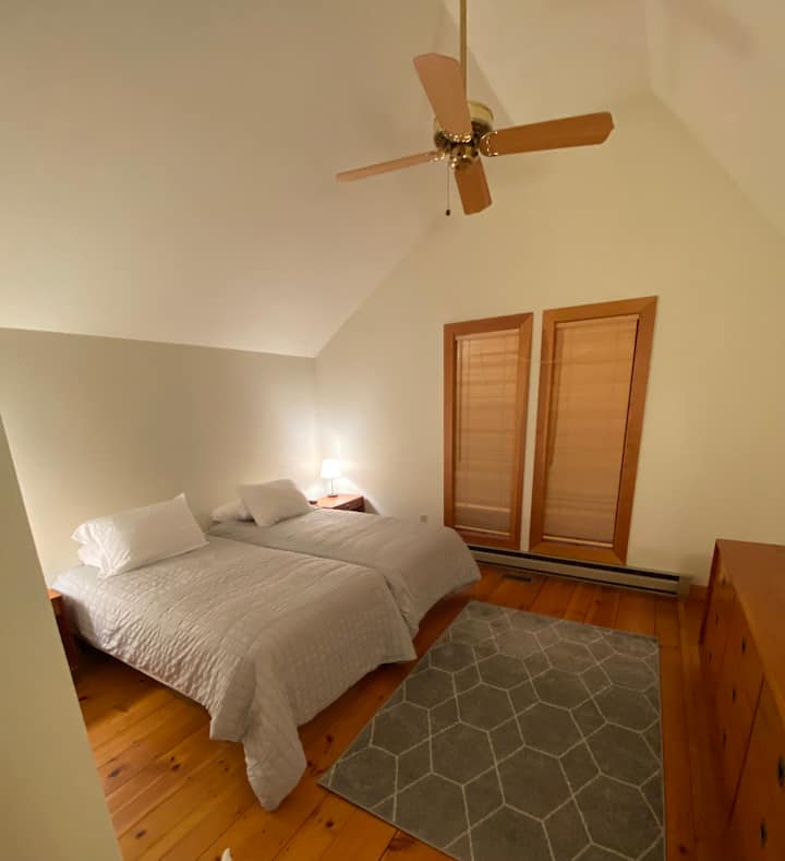 Upstairs two twins bedroom 