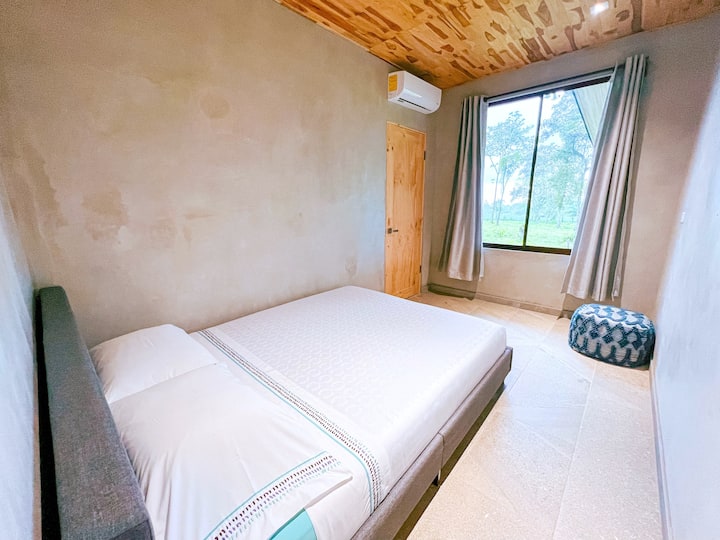 Თავისუფალი საძინებელი ბაღის ხედებით.   Ოთახები გამოყოფილია, არ არის ერთმანეთთან დაკავშირებული და ხელმისაწვდომია გარე სივრცეებიდან.