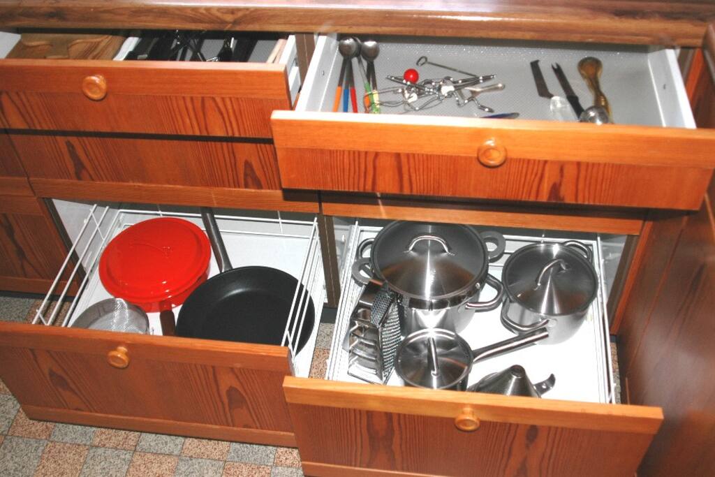 Die Küche ist vollständig mit Töpfen, Pfannen, Kochbesteck etc. ausgestattet. Mikrowelle, Kaffeemaschine, Toaster und Wasserkocher gehören ebenso zur Ausstattung.
