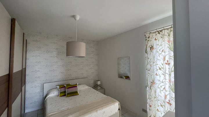 غرفة نوم مزدوجة في الطابق العلوي 